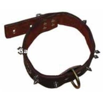 Collar de cuero con clavos. Diseño y resistencia. - Imagen 1